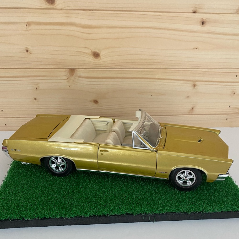 SOLD MAISTO 1965 Pontiac GTO Hurst Edition Convertible Gold 1:18 Diecast Collect - Picture 1 of 11